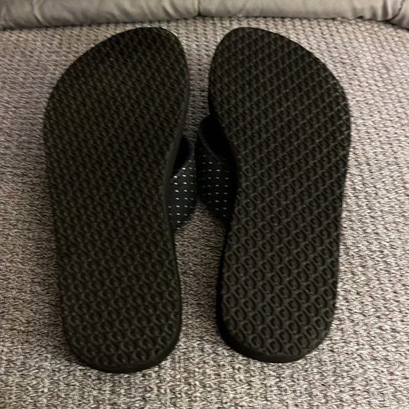 Women's size 9 LL Bean flip flop. Navy blue and white. - Picture 2 of 3